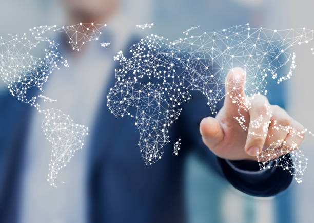 concept global d'affaires et de finances avec l'homme d'affaires touchant la carte du monde avec des points connectés dans l'architecture de réseau pour la télécommunication, l'internet des choses, la technologie financière, les serveurs de données - map monde photos et images de collection
